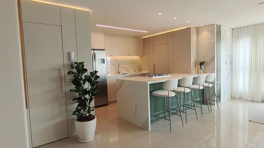 Cozinha com ilha em porcelanato executada pela Oliveira